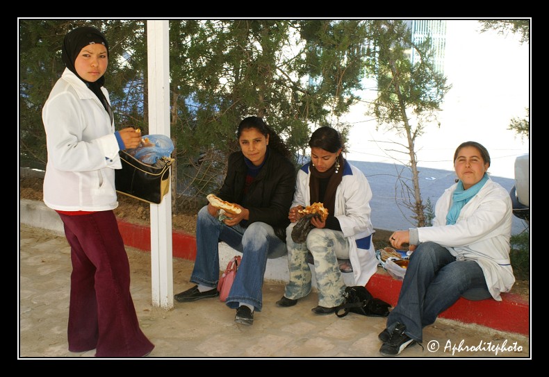 229 Kairouan, jeunes femmes e la pause de midi